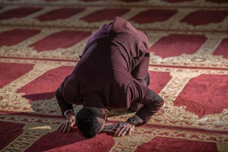 چرا شیعیان نماز را جمع می‌خوانند؟