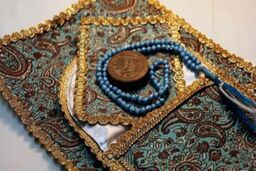 چرا شیعیان روی مهر سجده می‌کنند؟ 