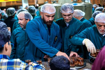 آیین بسته‌بندی نبات متبرک در حرم امام رضا(ع)+ تصاویر