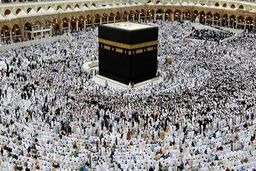 آیین طواف خانه خدا از نظر تاریخی و دینی چگونه بوده است؟