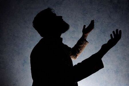 چرا هنگام دعا دست‌ها را به آسمان بلند می‌کنیم؟