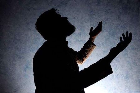 چرا هنگام دعا دست‌ها را به آسمان بلند می‌کنیم؟