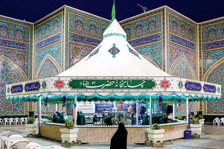  نقاره‌‌زنی در شب میلاد امام رضا(ع)